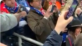 Neymar le propinó un puñetazo en el rostro a un aficionado