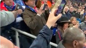 Neymar le propinó un puñetazo en el rostro a un aficionado