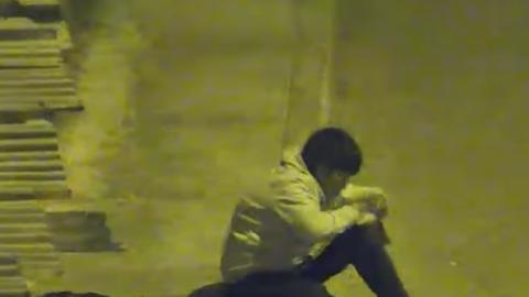 Un niño estudia a la luz de una farola.