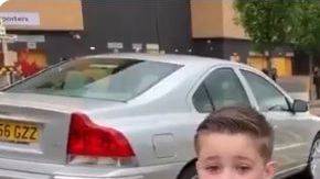 Un pequeño aficionado inglés demostró el amor que tiene por la Selección Mexicana