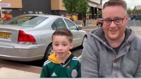 Un pequeño aficionado inglés demostró el amor que tiene por la Selección Mexicana
