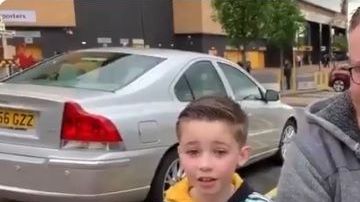 Un pequeño aficionado inglés demostró el amor que tiene por la Selección Mexicana