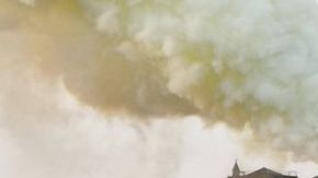 Una cortina de humo se ve desde diferentes zonas de París.