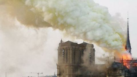 Una cortina de humo se ve desde diferentes zonas de París.