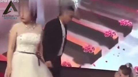 Desesperada, una mujer intentó impedir la novia de su exnovio.