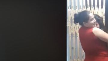 La chica pareciera estar dolida, pero no es así.