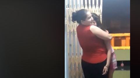 La chica pareciera estar dolida, pero no es así.