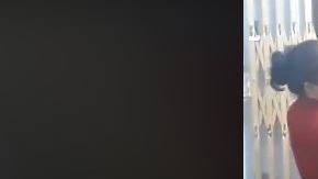 La chica pareciera estar dolida, pero no es así.