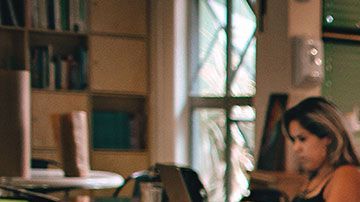 Ten cuidado con las bromas, pues no todas serían bien recibidas por tus compañeros.