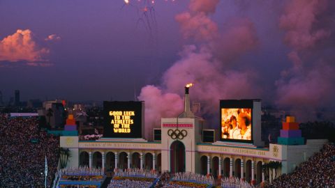 Imagen de la ceremonia de conclusión de los Juegos Olímpicos de 1984 que tuvo lugar en Los Angeles Memorial Coliseum.