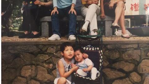 Esta foto es el único recuerdo que tenía de su amiga.