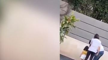 Con toda alevosía, la mujer golpea a su hija.