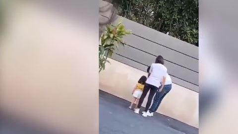Con toda alevosía, la mujer golpea a su hija.