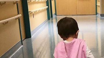 La pequeña Molly en los pasillos del hospital.