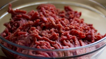 La salmonella se puede encontrar en una variedad de alimentos, como carne de res, pollo y cerdo.