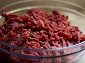 La salmonella se puede encontrar en una variedad de alimentos, como carne de res, pollo y cerdo.