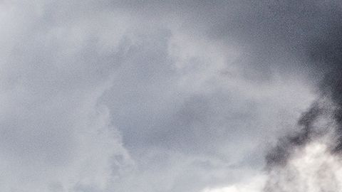 Un tornado levanta la tierra de un campo fuera de Washburn, Illinois. NOAA