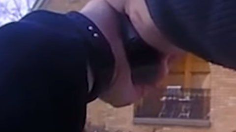 Imágenes de un policía disparando a un sospechoso.