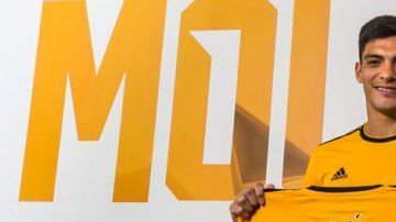 Raúl Jiménez firmó un contrato por cuatro años con el Wolverhampton Wanderers