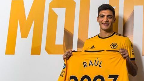 Raúl Jiménez firmó un contrato por cuatro años con el Wolverhampton Wanderers