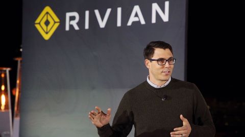 RJ Scaringe, CEO de Rivian, dijo que esta inversión ayudará a acelerar la transición hacia la movilidad sostenible.