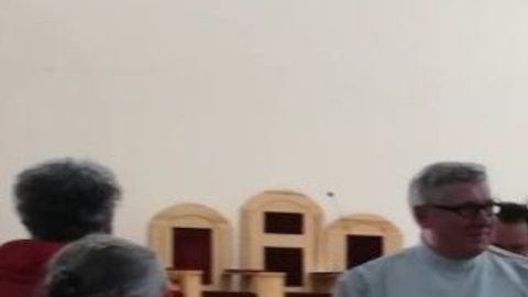 Sacerdotes queman libros de Harry Potter porque tratan sobre magia.