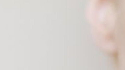 Bobina de metal para quitar el bello facial.