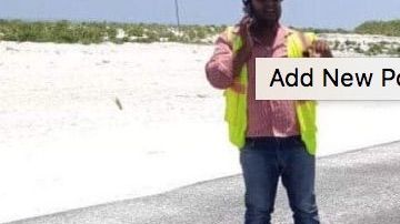 Tortuga verde deja sus huevos en una pista de aterrizaje.