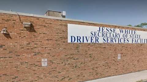 El hecho sucedió alrededor de la 1 pm, la Policía fue llamada para acudir a las instalaciones de la Secretaría de Estado con sede en Chicago Heights.