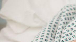 La mujer sufrió una grave lesión cerebral.