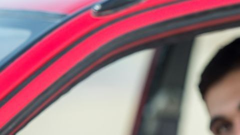 No dejes las placas de tu auto en un vehículo que ya vendiste