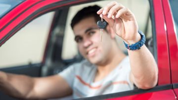 No dejes las placas de tu auto en un vehículo que ya vendiste