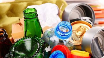 El reciclaje ha sufrido por la caída del precio del plástico.
