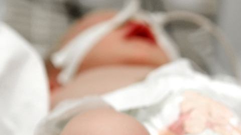 Foto genérica de un bebé hospitalizado.