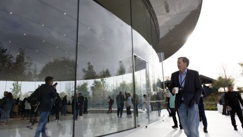 Miles de personas se reúnen antes del evento de lanzamiento de un producto Apple en el Steve Jobs Theatre en Apple Park el 25 de marzo de 2019 en Cupertino, California.