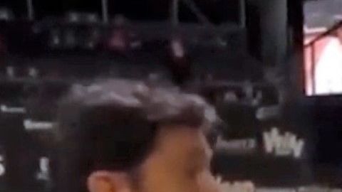 La tenista española Sara Sorribes recibe un llamado de atención de su entrenador.