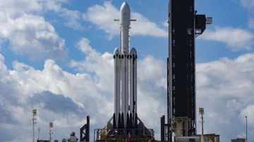 Falcon Heavy y Arabsat-6A están verticales en el Complejo de lanzamiento 39A.
