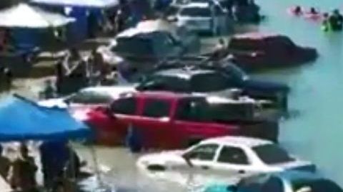 Marejada sorprende a turistas en Sonora.