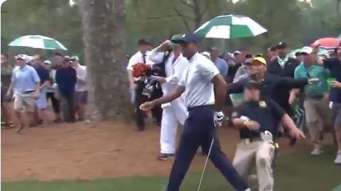 Tiger Woods sufrió un fuerte golpe en el tobillo durante el Masters de Augusta