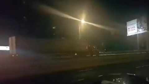 La unidad circuló a gran velocidad sin que la policía interviniera.