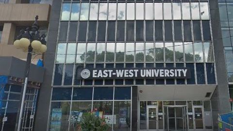 La Policía de Chicago dijo que la víctima y el sospechoso de 42 años estaban dentro de una de las instalaciones académicas de la universidad.