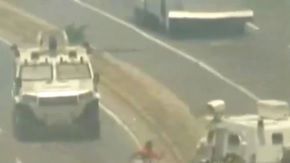 Tanqueta milita atropella a seguidores de Guaidó.