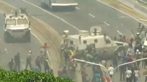 Tanqueta milita atropella a seguidores de Guaidó.