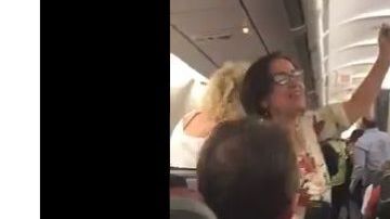 Pasajeros protestando en el  avión
