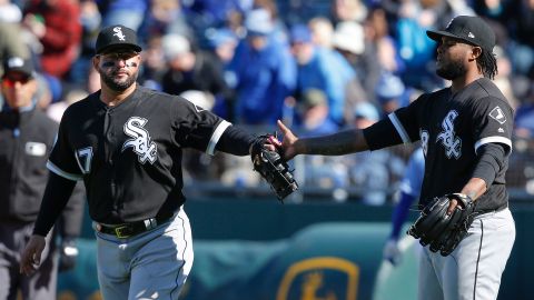 Yonder Alonso y el relevista Alex Colome, de los White Sox de Chicago.