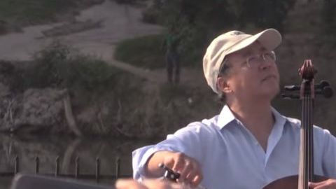 Yo-yo Ma en la frontera de EEUU y México.