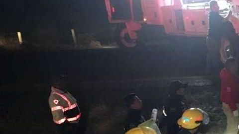 Un bus volcó en la carretera y dejó 11 muertos.