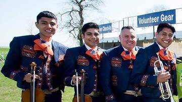 Atletismo y celebración mexicana se mezclan en la carrera Cinco de Miller en Chicago.