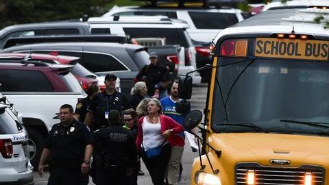 Imágenes del tiroteo en una escuela en Denver.