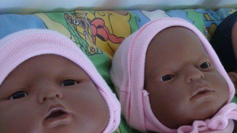 El "Proyecto muñeca" permite ver cómo es cuidar a un bebé.